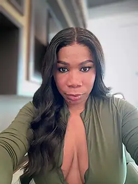 Snapshot of Belle___ chatting on 03/08/25, 10:56 Belle online show from 03/08/25, 10:56