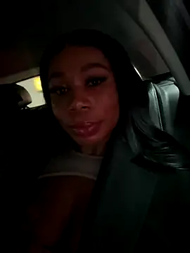 Snapshot of Belle___ chatting on 09/28/25, 01:27 Belle online show from 09/28/25, 01:27