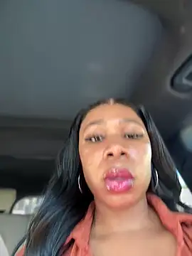 Snapshot of Belle___ chatting on 10/11/25, 04:27 Belle online show from 10/11/25, 04:27