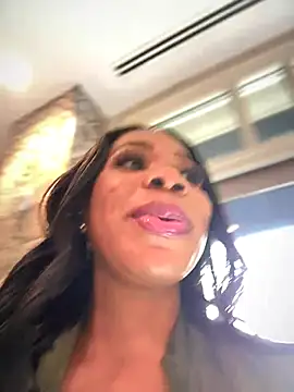 Snapshot of Belle___ chatting on 10/12/25, 02:38 Belle online show from 10/12/25, 02:38