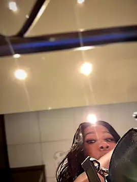 Snapshot of Belle___ chatting on 10/19/25, 02:40 Belle online show from 10/19/25, 02:40