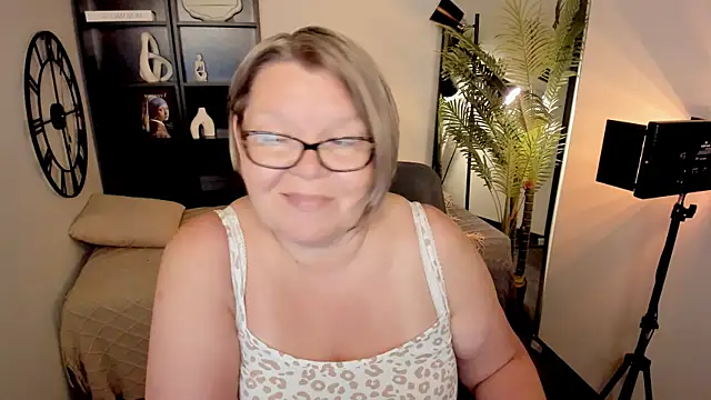Snapshot of Shannonshine chatting on 07/20/26, 01:57 Shannonshine online show from 07/20/26, 01:57