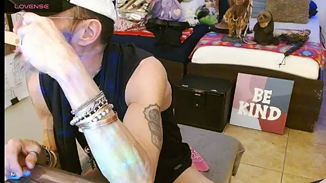 Snapshot of mycock2474u chatting on 03/19/25, 03:52 mycock2474u online show from 03/19/25, 03:52