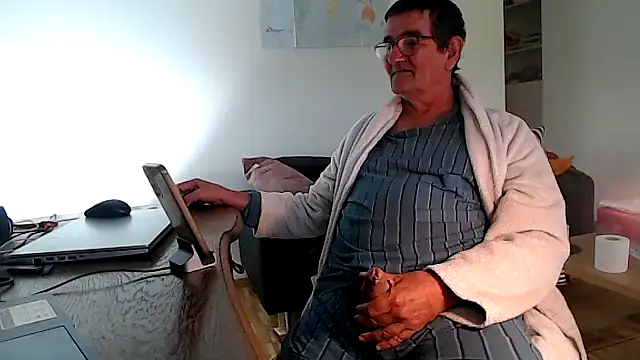 Snapshot of silvio-aus-luzern-CH chatting on 05/14/26, 07:26 silvio-aus-luzern-CH online show from 05/14/26, 07:26