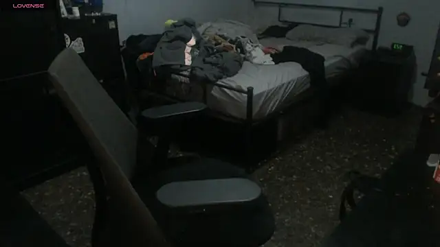 Snapshot of SexxxyLouis chatting on 12/23/25, 08:23 SexxxyLouis online show from 12/23/25, 08:23