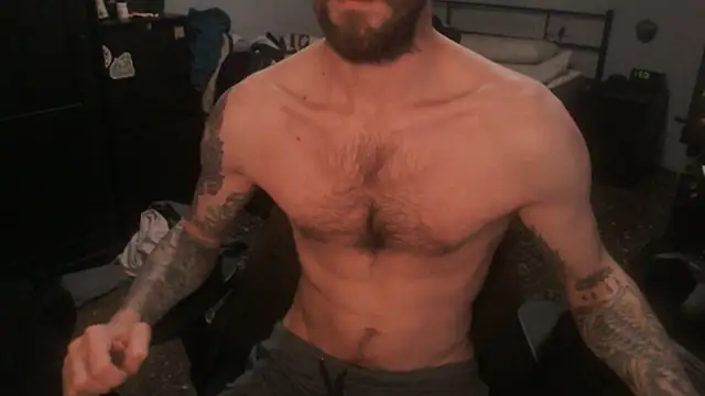 Snapshot of SexxxyLouis chatting on 01/10/26, 09:33 SexxxyLouis online show from 01/10/26, 09:33