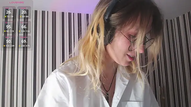 Snapshot of _Hanna_Moon_ chatting on 12/09/24, 10:43  Hanna Moon  online show from 12/09/24, 10:43