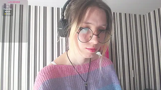 Snapshot of _Hanna_Moon_ chatting on 12/19/24, 08:23  Hanna Moon  online show from 12/19/24, 08:23