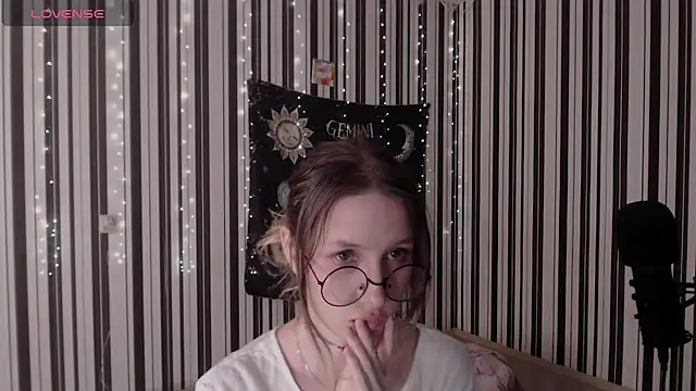 Snapshot of _Hanna_Moon_ chatting on 10/12/25, 01:21  Hanna Moon  online show from 10/12/25, 01:21