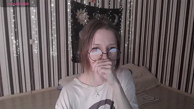 Snapshot of _Hanna_Moon_ chatting on 10/15/25, 10:59  Hanna Moon  online show from 10/15/25, 10:59