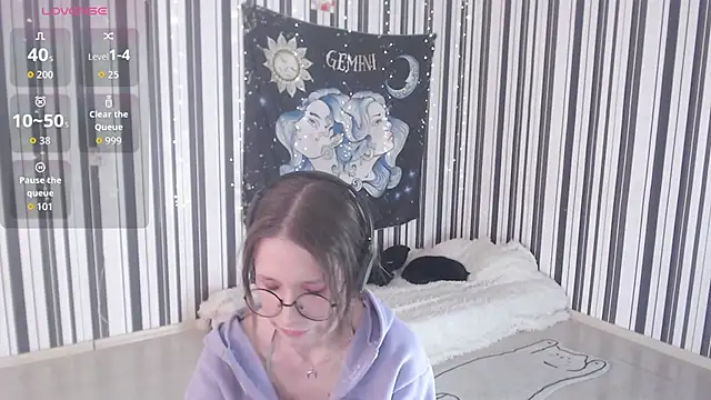 Snapshot of _Hanna_Moon_ chatting on 10/18/25, 09:21  Hanna Moon  online show from 10/18/25, 09:21