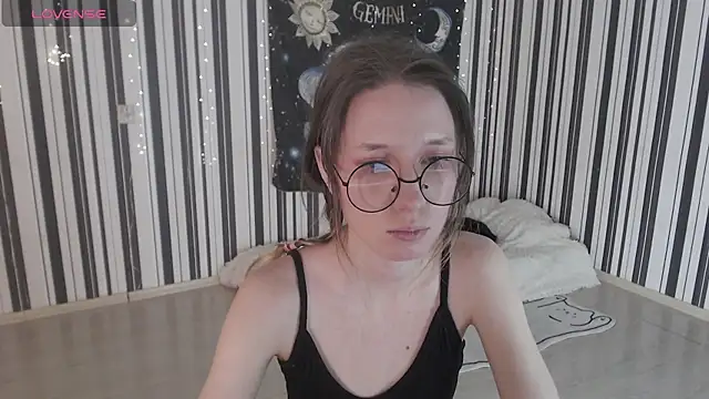 Snapshot of _Hanna_Moon_ chatting on 10/22/25, 10:15  Hanna Moon  online show from 10/22/25, 10:15