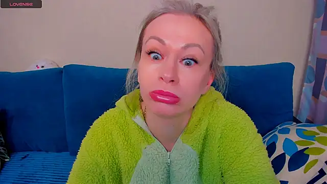 EllenMoore online show from 10/10/25, 03:05