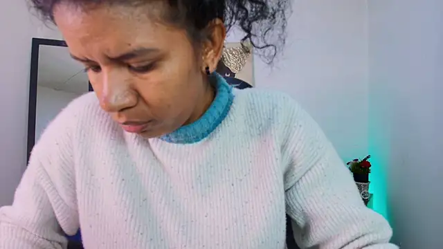 Ellie Alves online show from 09/15/25, 12:16