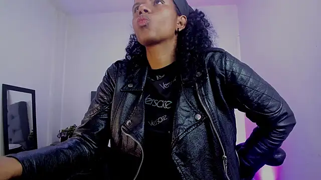 Ellie Alves online show from 11/07/25, 01:22