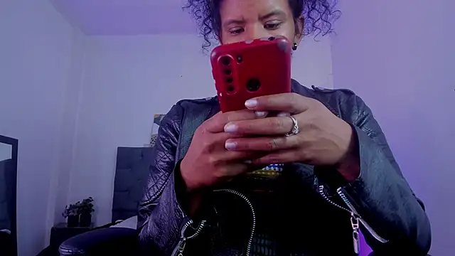 Ellie Alves online show from 11/10/25, 01:43