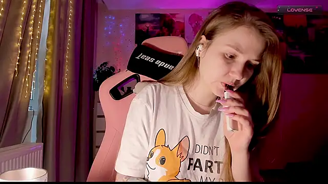 Snapshot of GoodWitch_ chatting on 02/08/25, 07:37 GoodWitch  online show from 02/08/25, 07:37