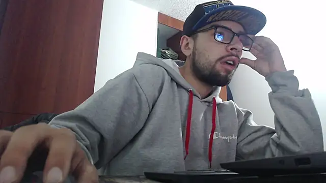 Snapshot of fvckolombianguyy chatting on 02/10/25, 05:03 fvckolombianguyy online show from 02/10/25, 05:03