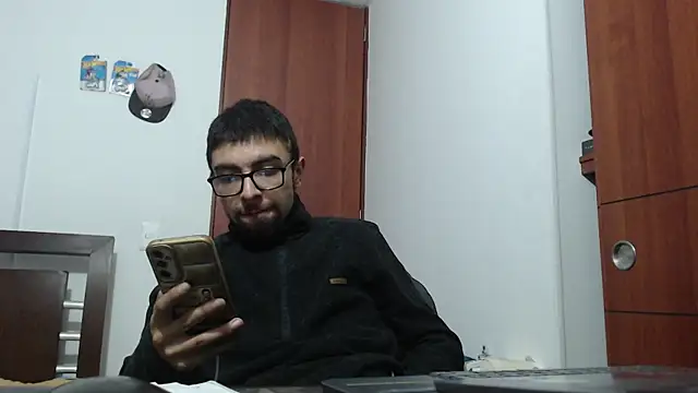 Snapshot of fvckolombianguyy chatting on 02/21/25, 04:18 fvckolombianguyy online show from 02/21/25, 04:18