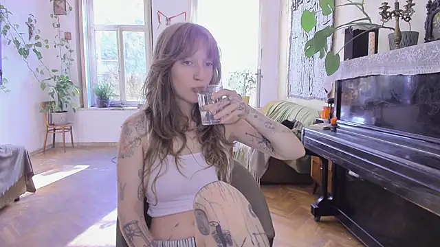 Snapshot of Miranda2_0 chatting on 10/10/25, 06:12 Miranda2 0 online show from 10/10/25, 06:12