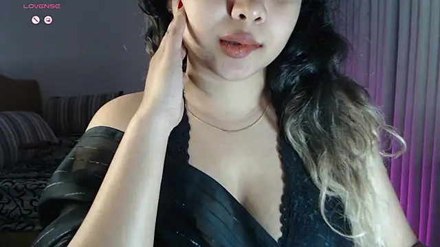 Snapshot of _neesha_414_ chatting on 09/17/25, 05:47  neesha 414  online show from 09/17/25, 05:47