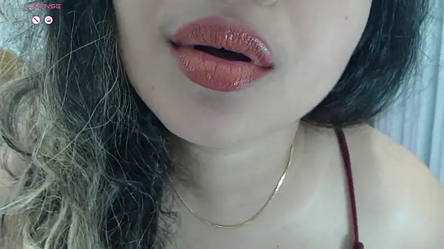 Snapshot of _neesha_414_ chatting on 10/03/25, 07:00  neesha 414  online show from 10/03/25, 07:00