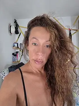 Snapshot of YOURSDEBORA chatting on 05/20/26, 10:27 YOURSDEBORA online show from 05/20/26, 10:27