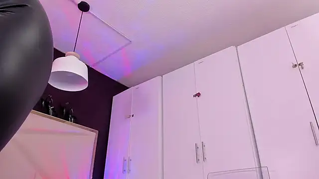 Inndrahot online show from 04/19/26, 04:01