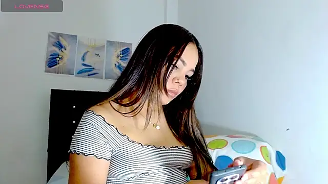 Snapshot of Kylie_loveee chatting on 10/22/25, 01:39 Kylie loveee online show from 10/22/25, 01:39