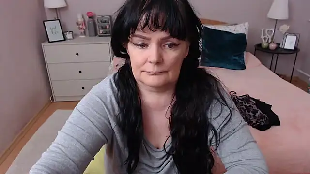 Snapshot of LeveMe2Nightt chatting on 05/13/26, 11:51 LeveMe2Nightt online show from 05/13/26, 11:51