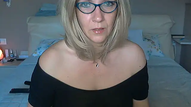 Snapshot of -K-- chatting on 03/21/25, 03:35 -K-- online show from 03/21/25, 03:35