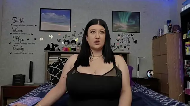 Snapshot of Rayna chatting on 01/09/25, 12:57 Rayna online show from 01/09/25, 12:57