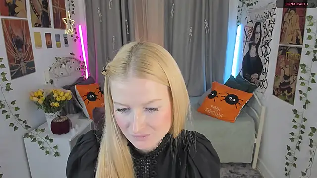 Laly Peach online show from 10/28/25, 12:09