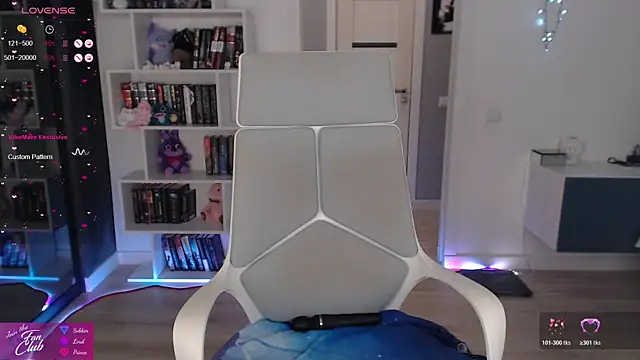 Emma Bryan online show from 10/25/25, 06:46