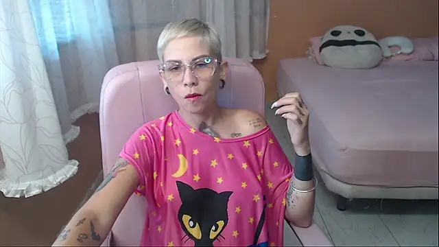 Snapshot of moon_cat85 chatting on 05/27/26, 01:30 moon cat85 online show from 05/27/26, 01:30