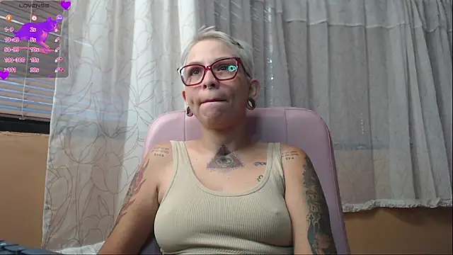 Snapshot of moon_cat85 chatting on 06/23/26, 12:25 moon cat85 online show from 06/23/26, 12:25