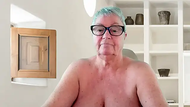 GrannyChrissy68 online show from 06/18/26, 03:27