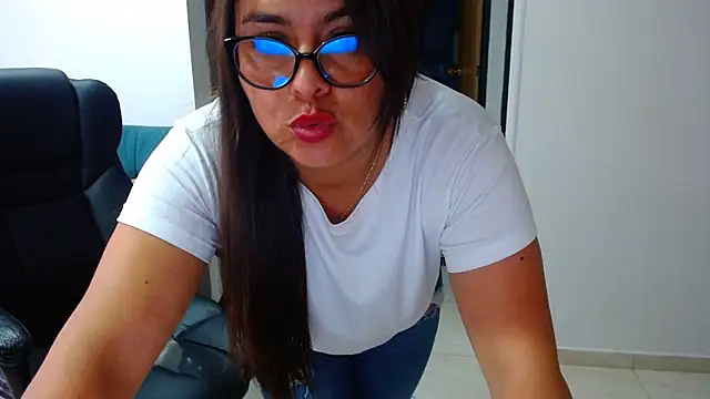 Snapshot of Ixchel_Anaid chatting on 02/14/25, 06:40 Ixchel Anaid online show from 02/14/25, 06:40