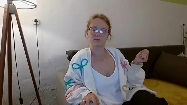 Snapshot of little-leni chatting on 06/05/26, 08:14 little-leni online show from 06/05/26, 08:14