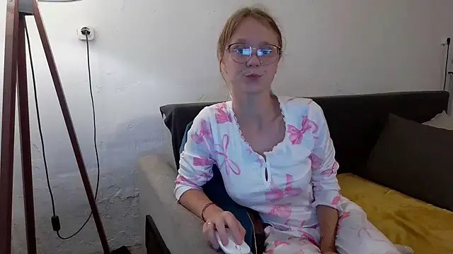 Snapshot of little-leni chatting on 06/06/26, 08:13 little-leni online show from 06/06/26, 08:13