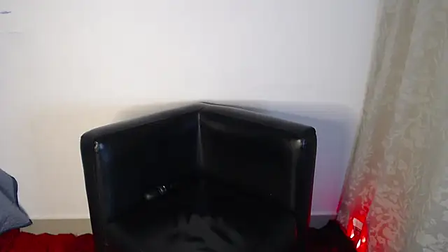 Snapshot of AmeliPonce chatting on 09/28/25, 01:22 AmeliPonce online show from 09/28/25, 01:22