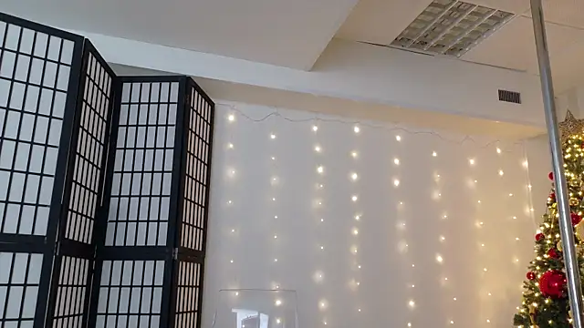 girl nextd00r online show from 12/30/24, 08:21