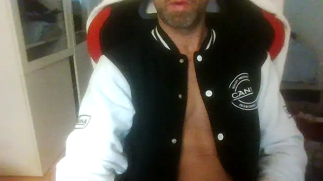 Snapshot of NickHarley69 chatting on 02/18/25, 07:32 NickHarley69 online show from 02/18/25, 07:32