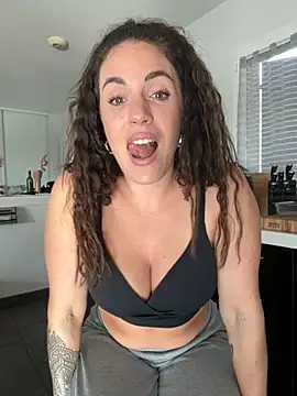 Clara-xoxo online show from 11/28/25, 01:03