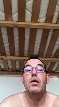 Snapshot of Lentbulant chatting on 03/15/25, 10:24 Lentbulant online show from 03/15/25, 10:24