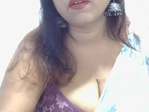 Snapshot of ROSEE_MERRYYYY chatting on 06/08/26, 01:55 ROSEE MERRYYYY online show from 06/08/26, 01:55