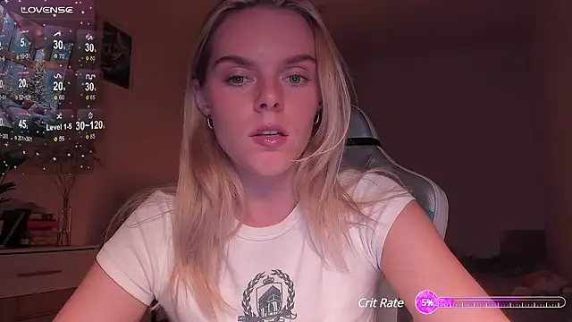 Snapshot of CharliSweet chatting on 12/19/24, 04:24 CharliSweet online show from 12/19/24, 04:24