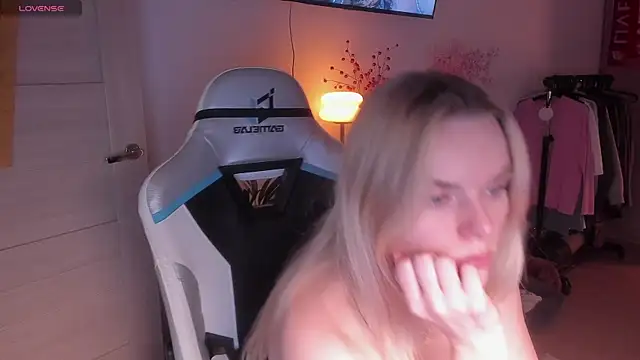 Snapshot of CharliSweet chatting on 02/10/25, 04:14 CharliSweet online show from 02/10/25, 04:14