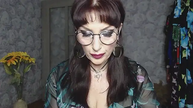 Snapshot of Aziza1 chatting on 06/11/26, 01:42 Aziza1 online show from 06/11/26, 01:42