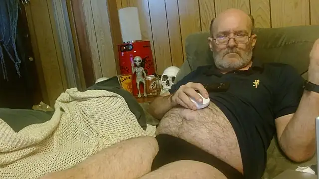 Snapshot of snickers1 chatting on 09/14/25, 01:43 snickers1 online show from 09/14/25, 01:43